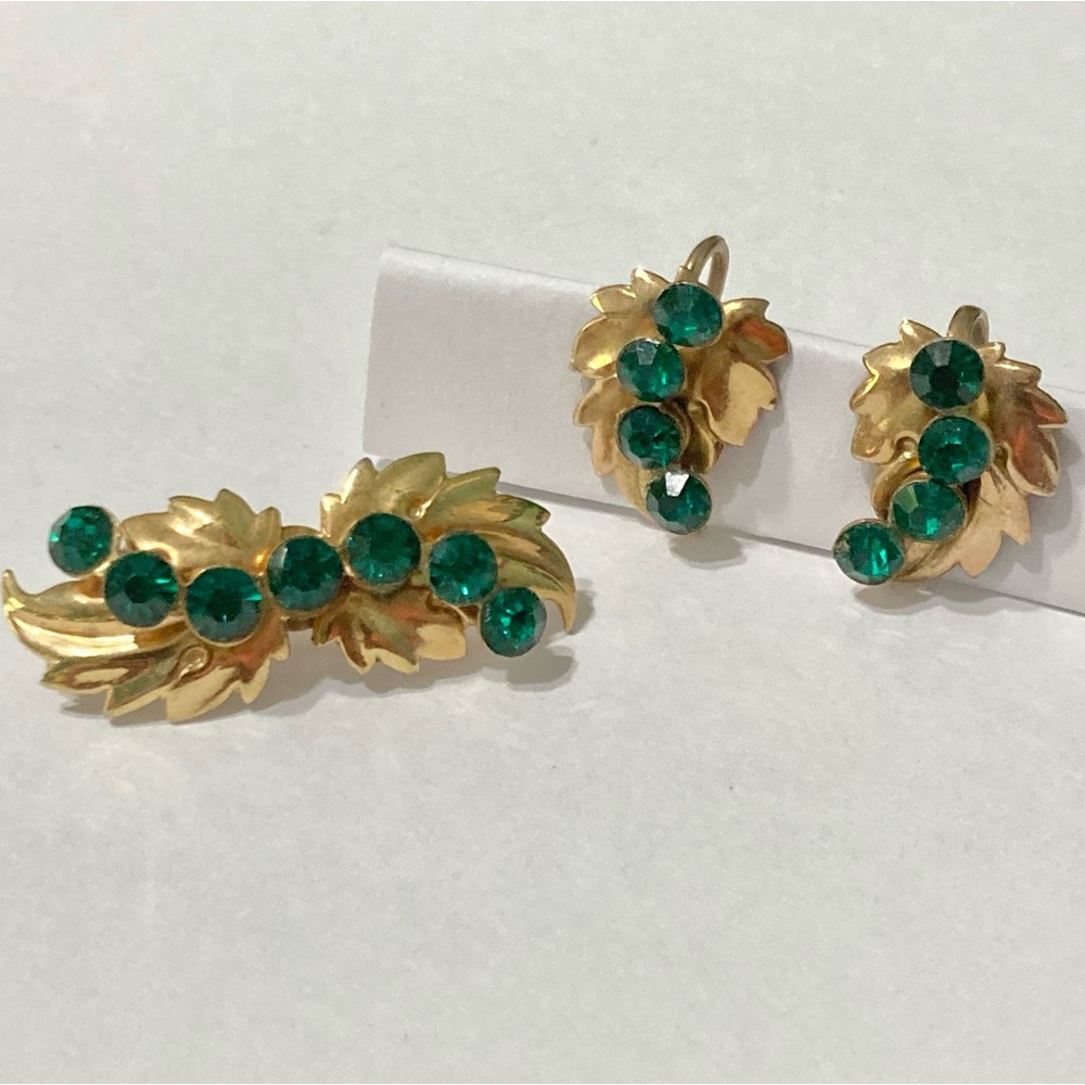 Vintage Emerald Green Gold-tone Foliate 1.5" Brooch 1" Earring set lightweight